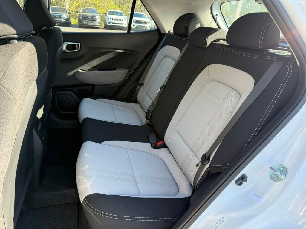 Used 2025 Hyundai Venue SEL image 8