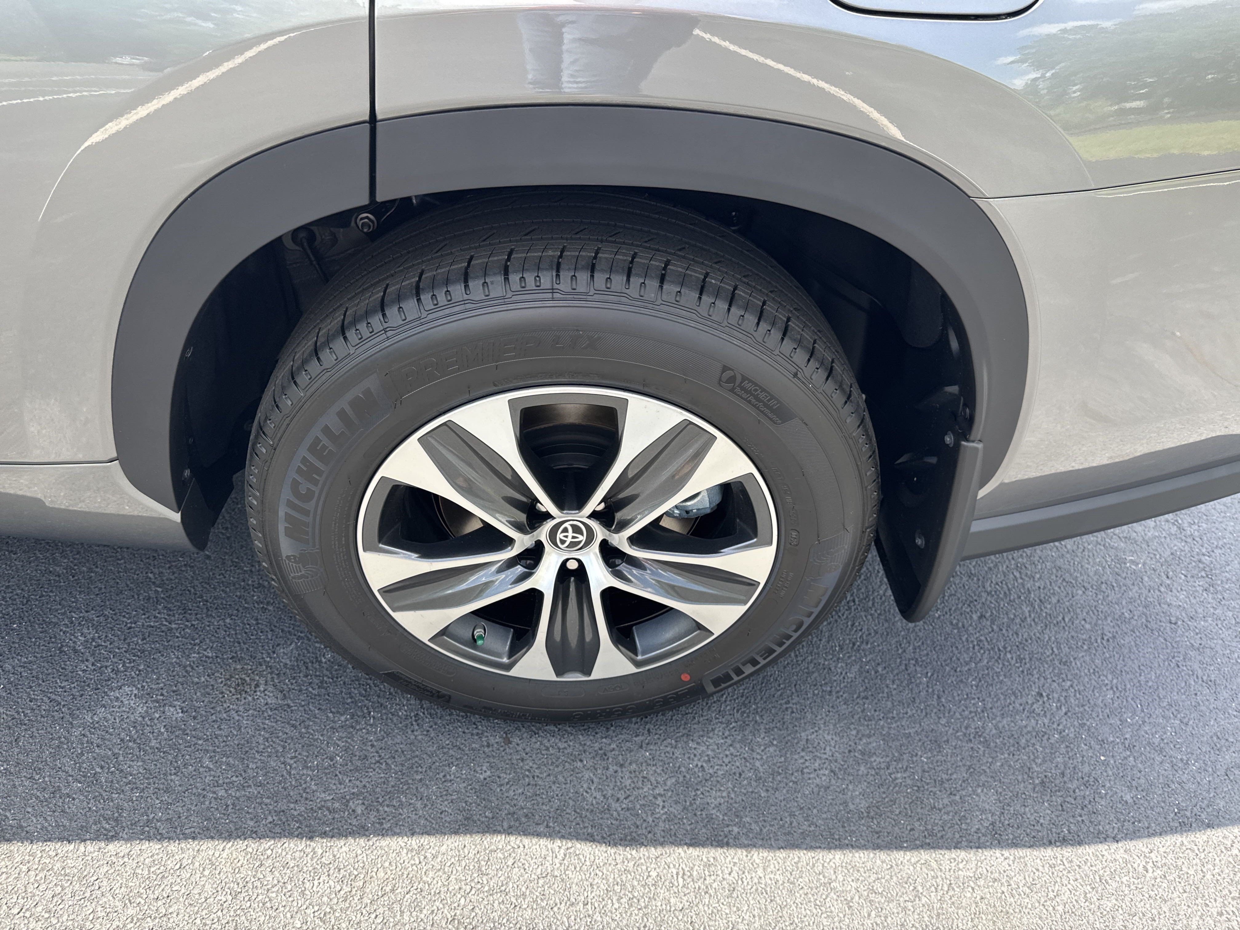 New 2025 Toyota Highlander XLE FWD image 12