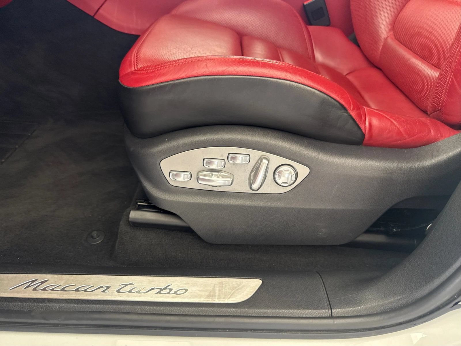 Used 2015 Porsche Macan Turbo AWD/4WD image 19