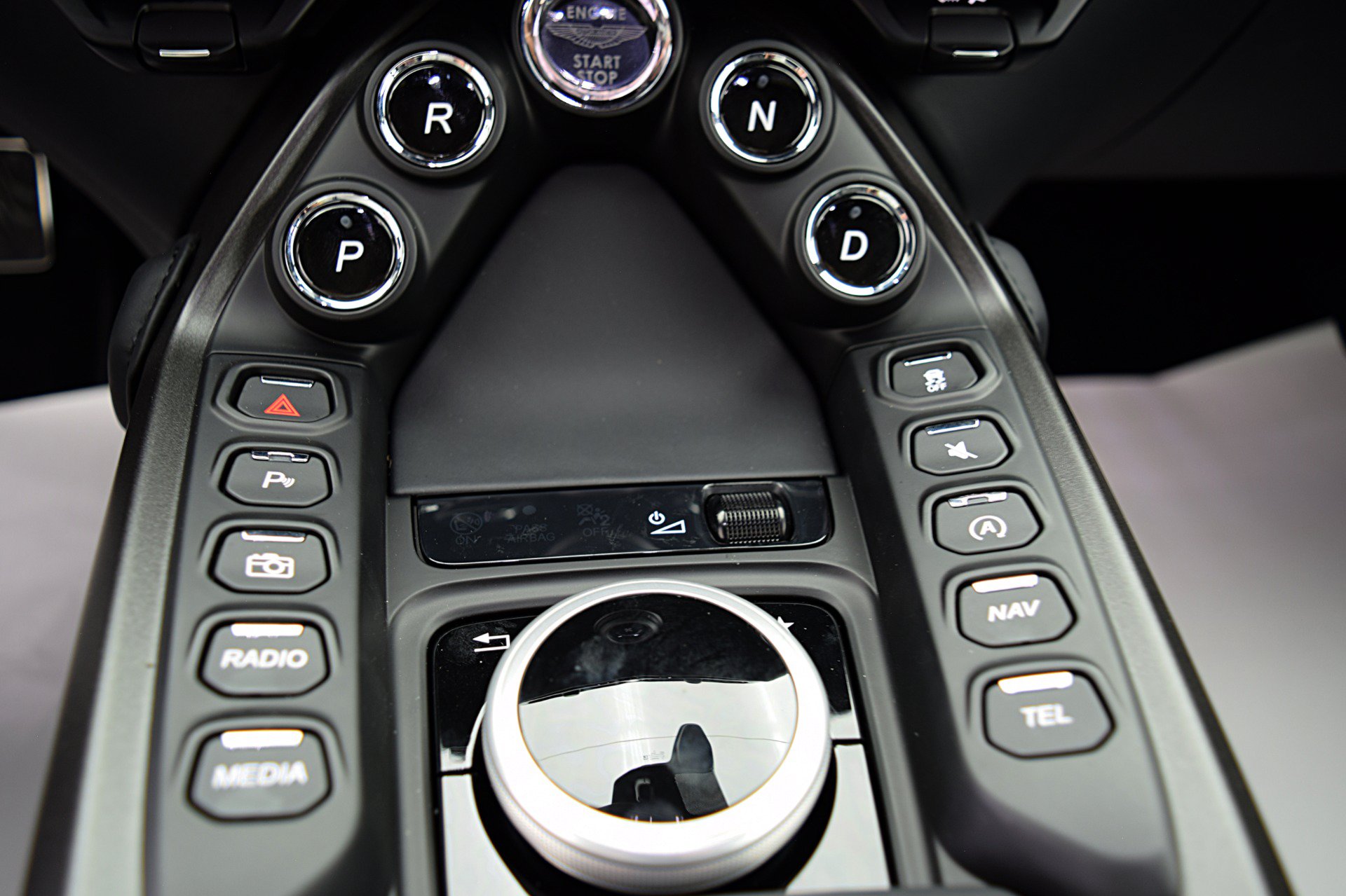 Used 2023 Aston Martin V8 Vantage Roadster RWD image 32