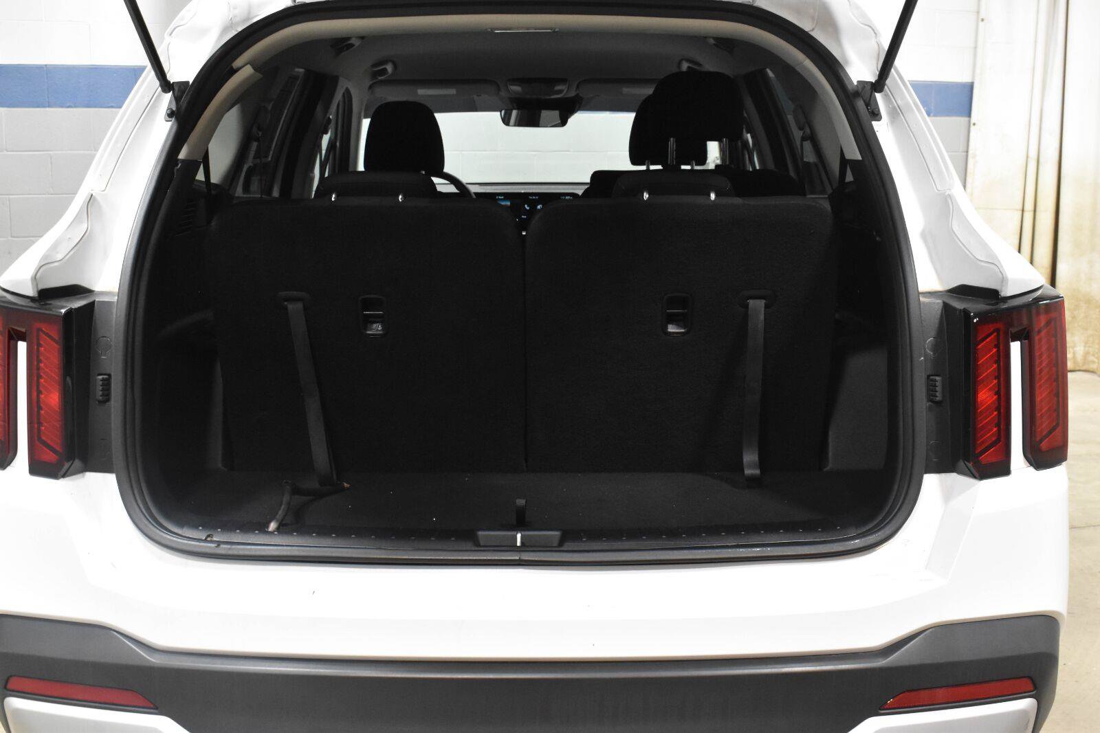 Used 2025 Kia Sorento LX FWD image 23