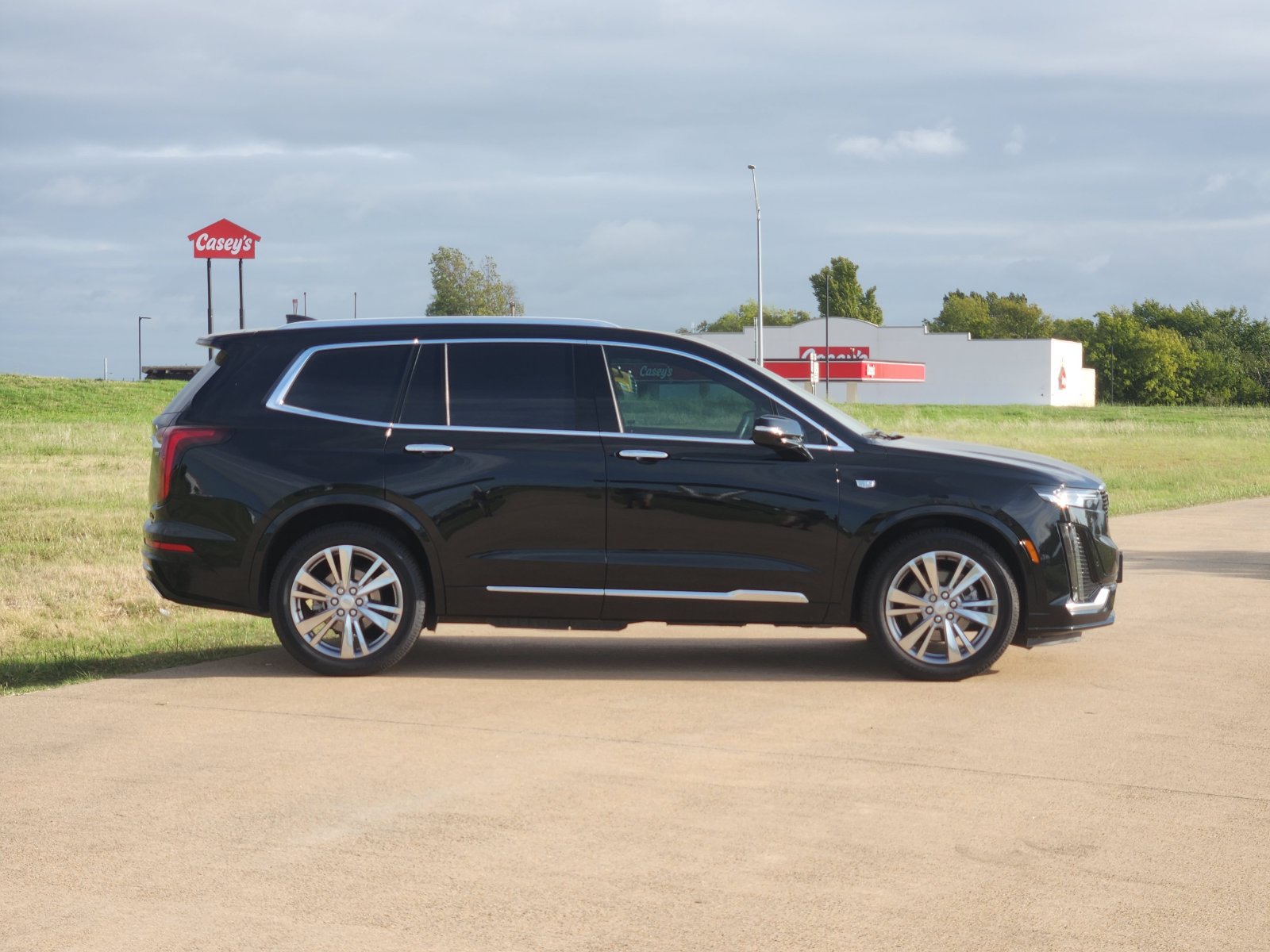 Used 2023 Cadillac XT6 Premium Luxury FWD image 7