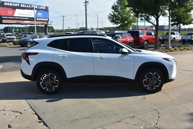 Used 2025 Chevrolet Trax LT w/ LT Convenience Package FWD image 4