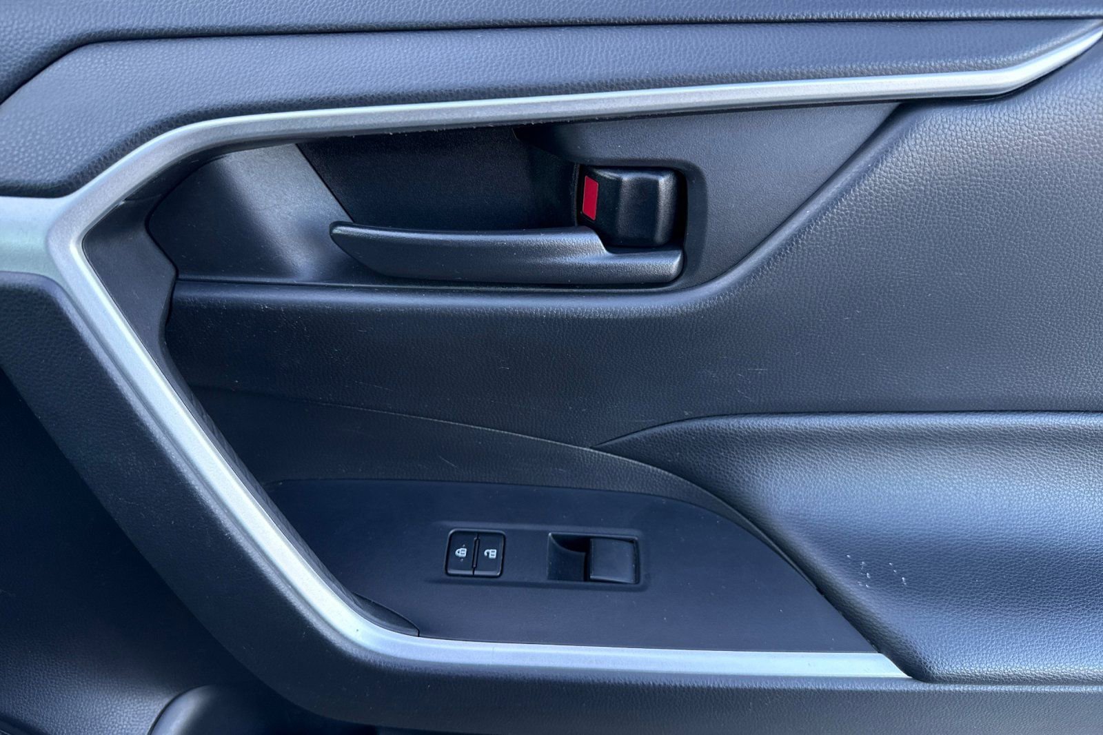 Used 2021 Toyota RAV4 LE w/ Carpet Mat Package (TMS) image 19