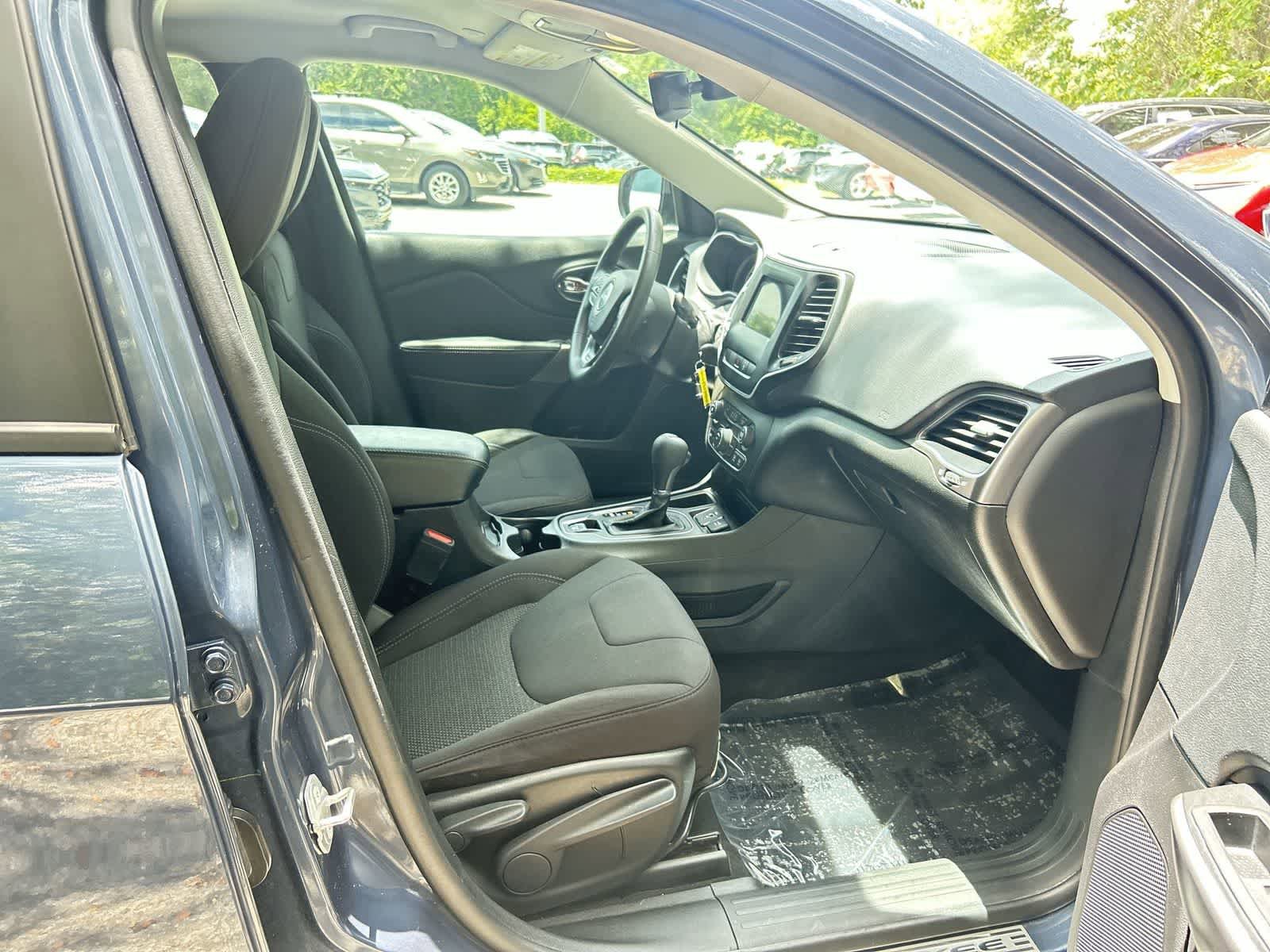 Used 2021 Jeep Cherokee Latitude FWD image 14