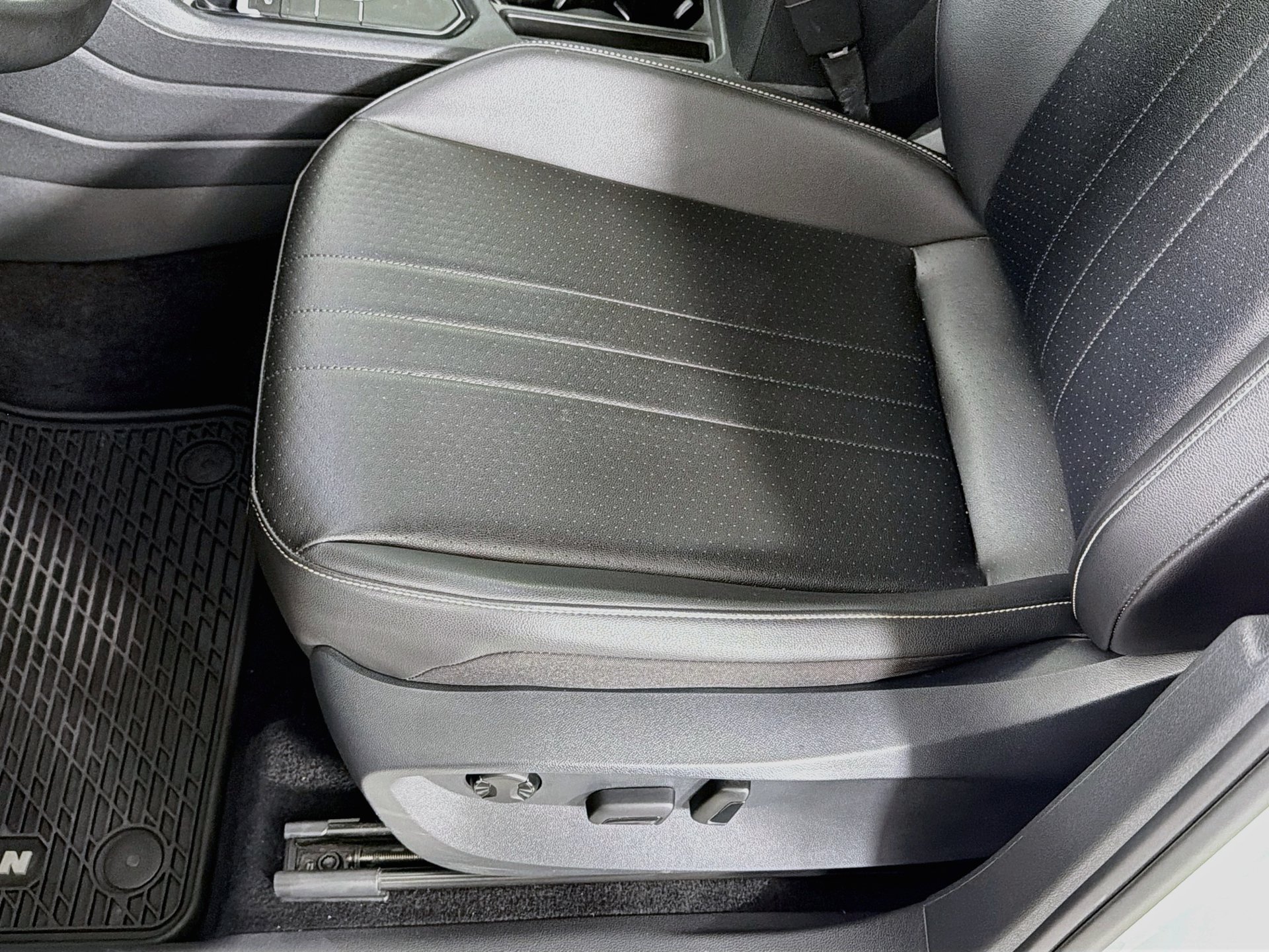Certified 2022 Volkswagen Tiguan SE R-Line FWD image 16
