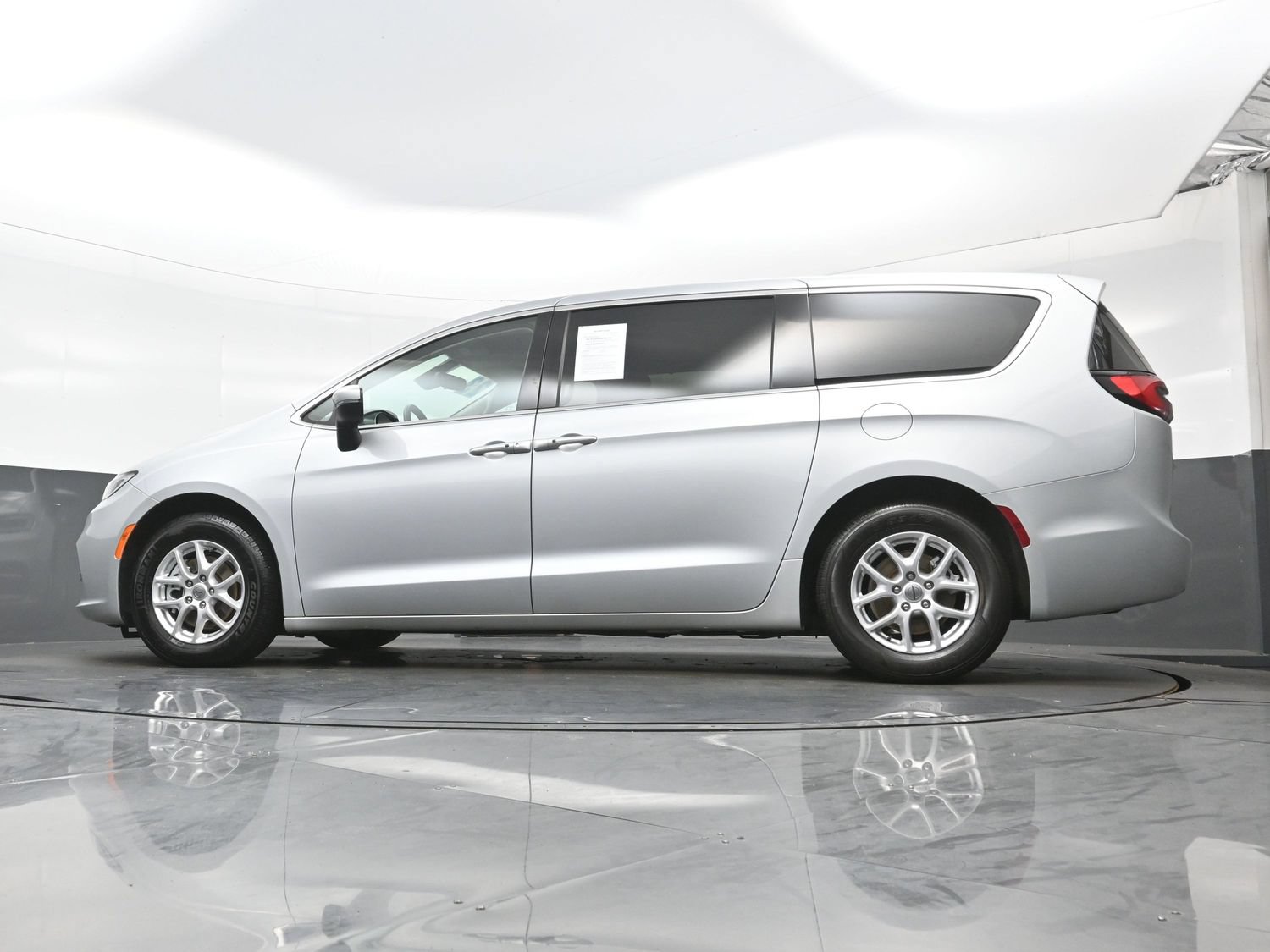 Used 2023 Chrysler Pacifica Touring-L FWD image 31