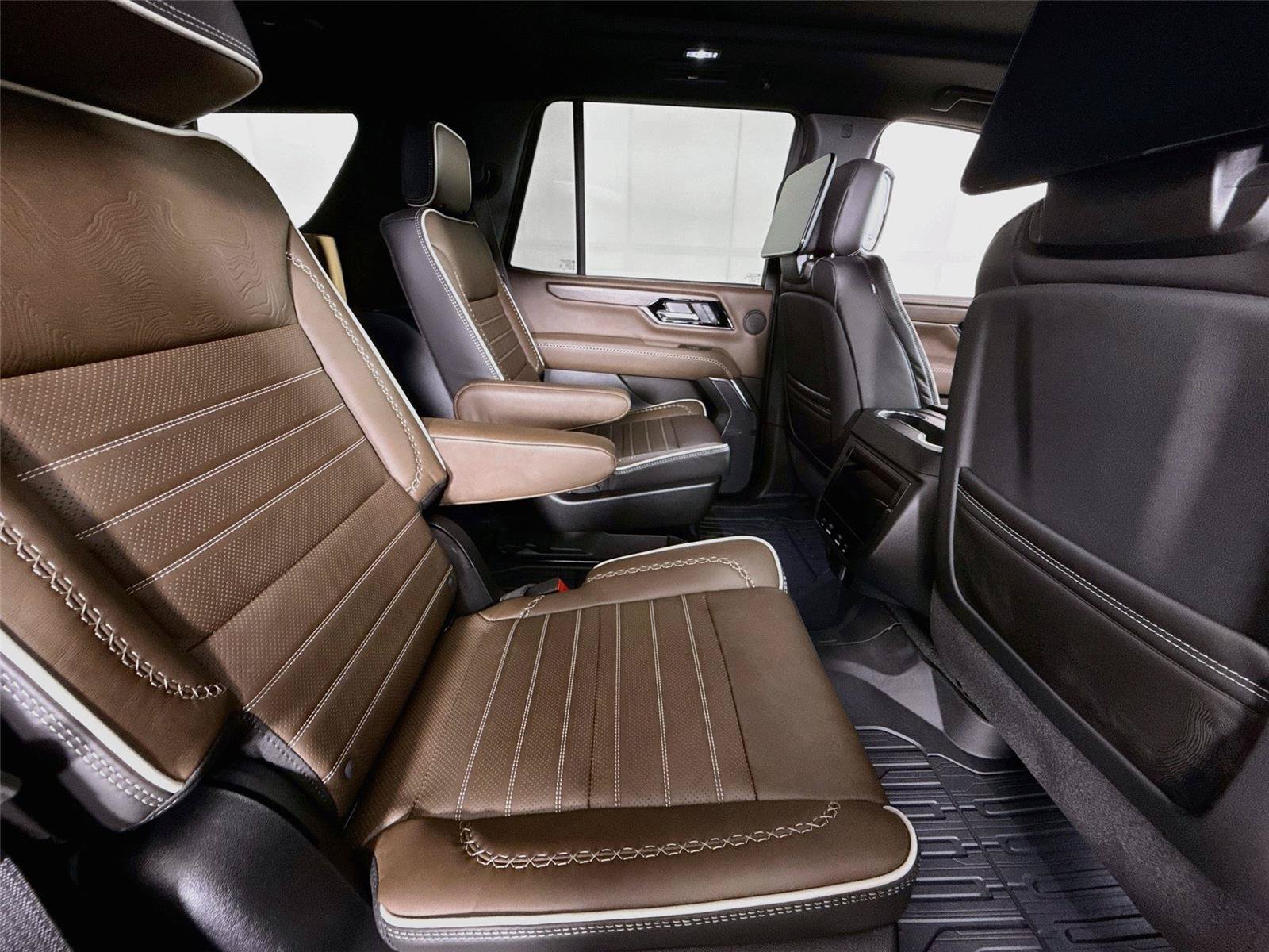 New 2026 GMC Yukon Denali Ultimate w/ LPO, Floor Liner Package AWD/4WD image 24