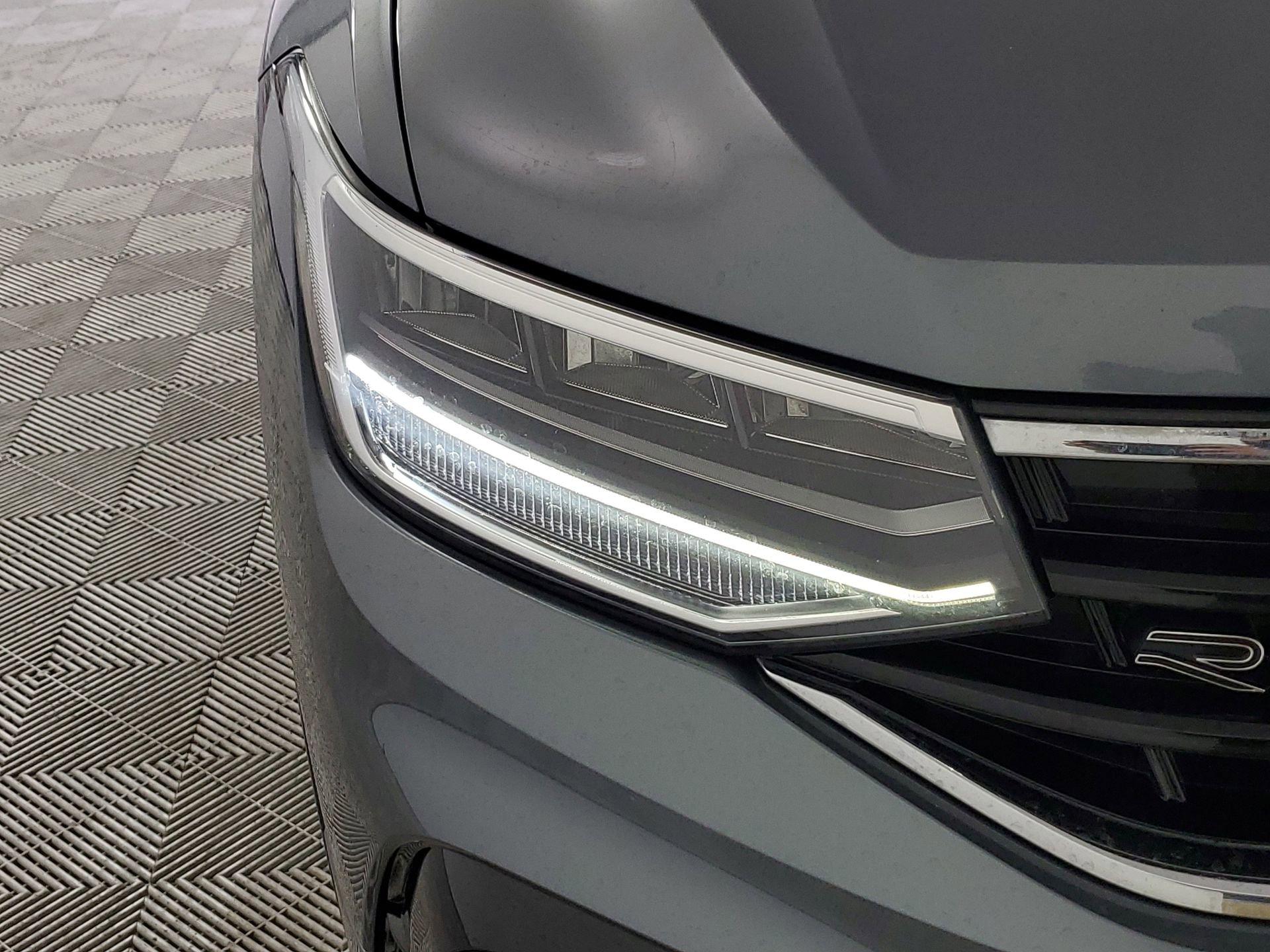 Used 2023 Volkswagen Tiguan SE R-Line image 15