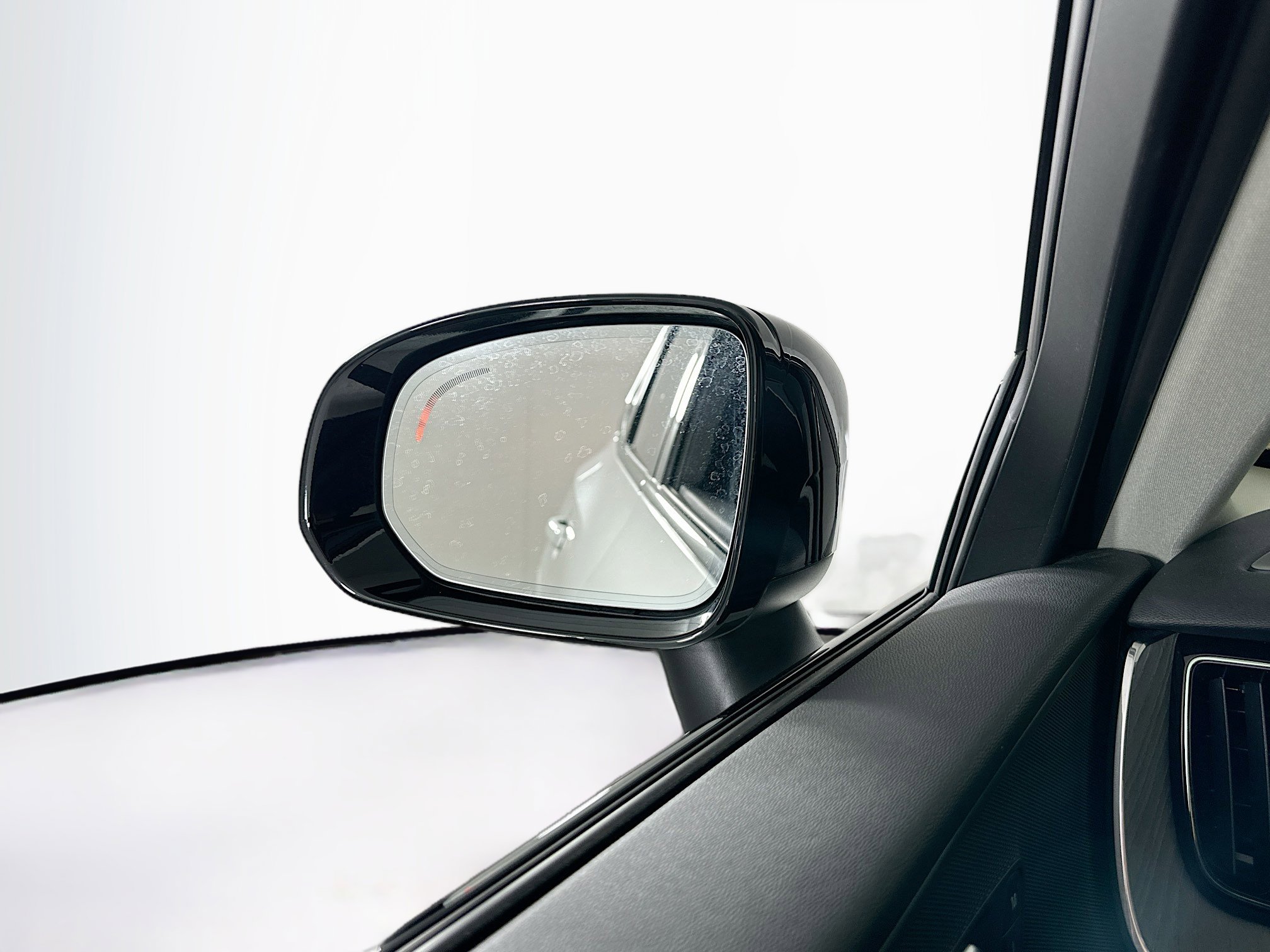 Used 2025 Volvo XC60 B5 Plus image 16