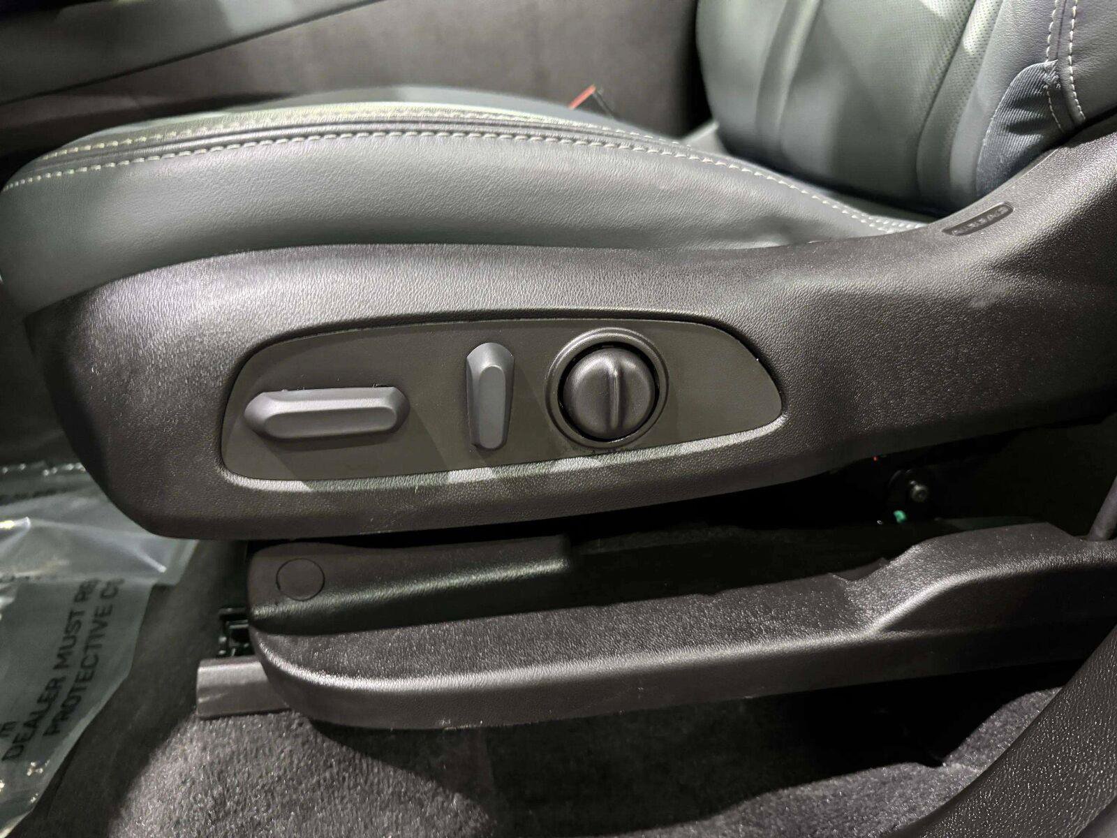 Used 2023 Buick Enclave Essence w/ Experience Buick Package AWD/4WD image 24