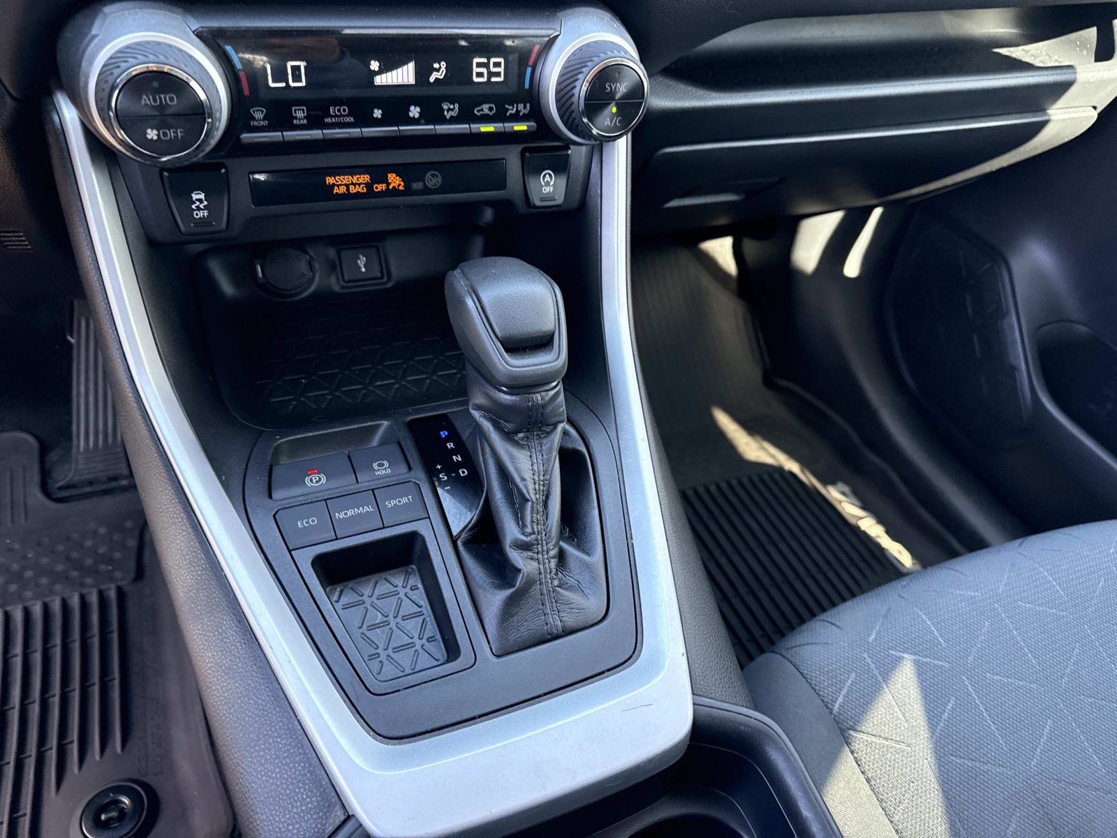 Used 2020 Toyota RAV4 XLE image 27