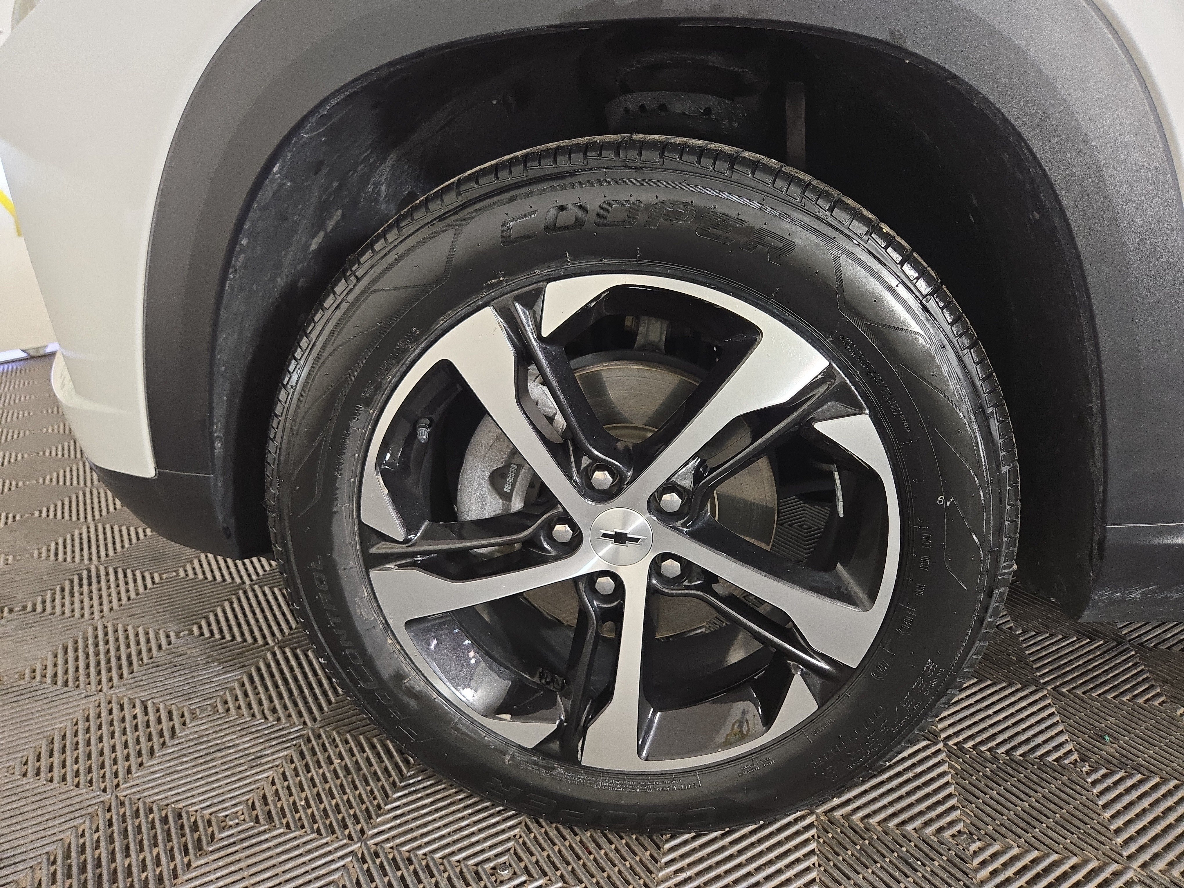 Certified 2024 Chevrolet Trax RS w/ Sunroof Package FWD image 33