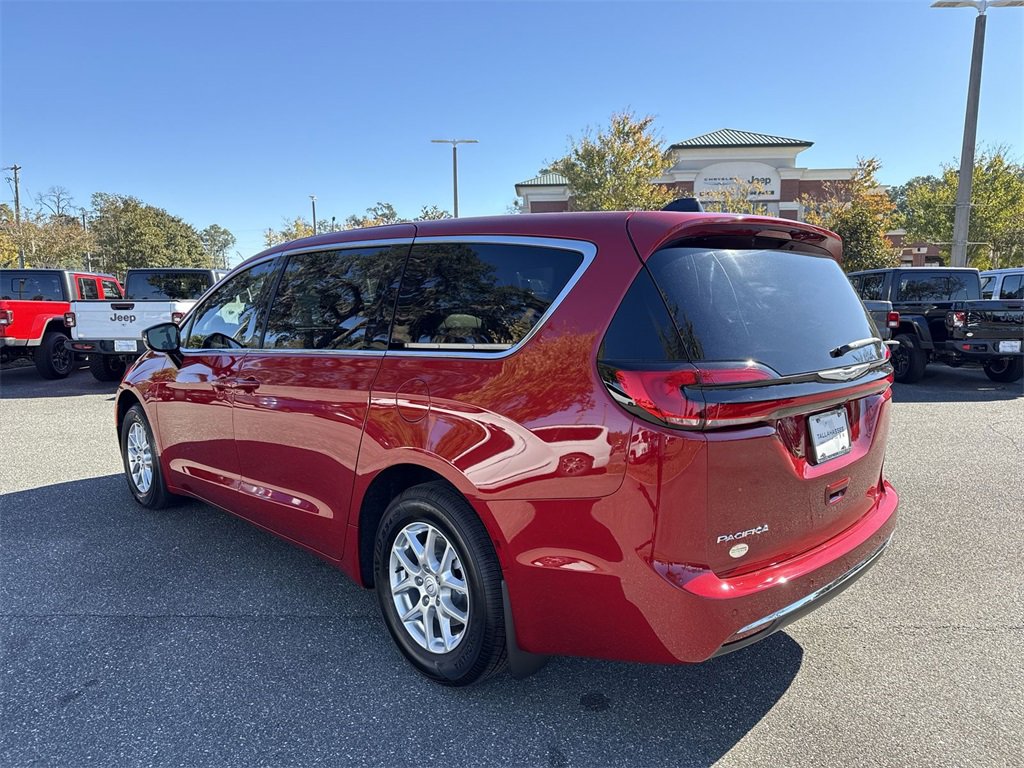 New 2026 Chrysler Pacifica Select image 5