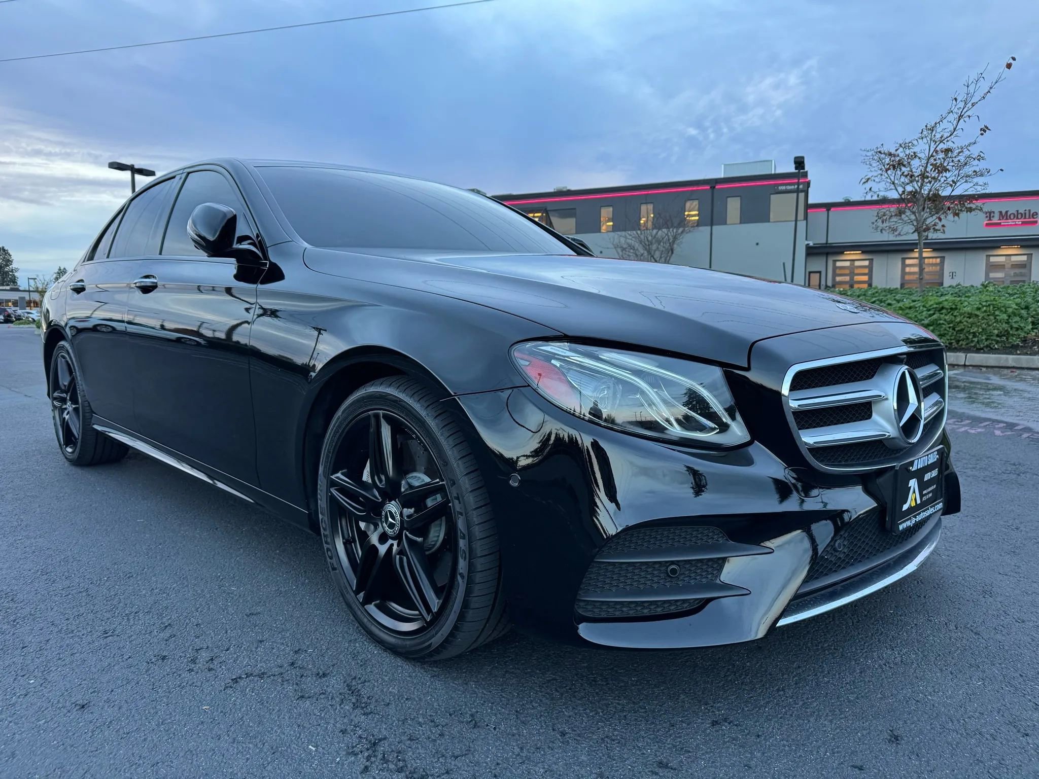 Used 2020 Mercedes-Benz E 350 4MATIC Sedan image 2