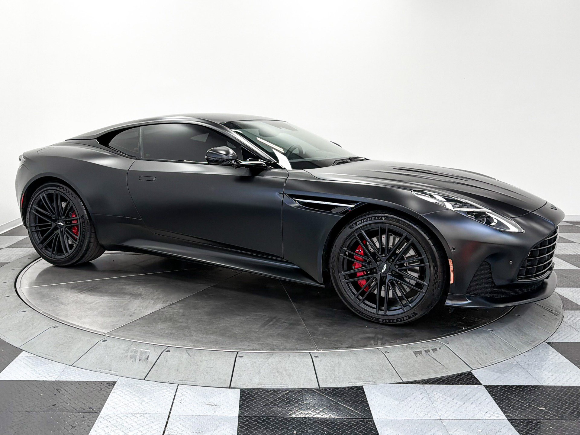 Used 2025 Aston Martin DB12 Coupe RWD image 31