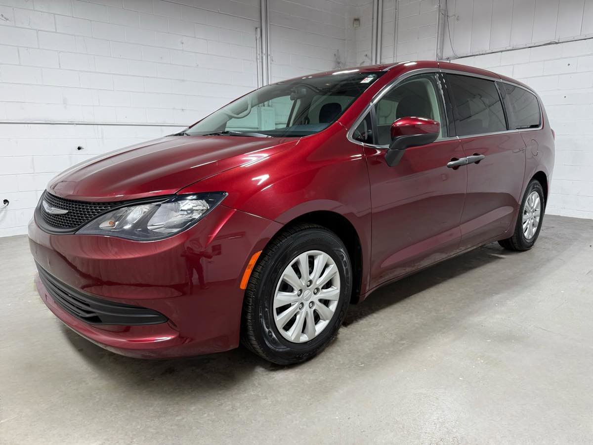 Used 2018 Chrysler Pacifica L image 1