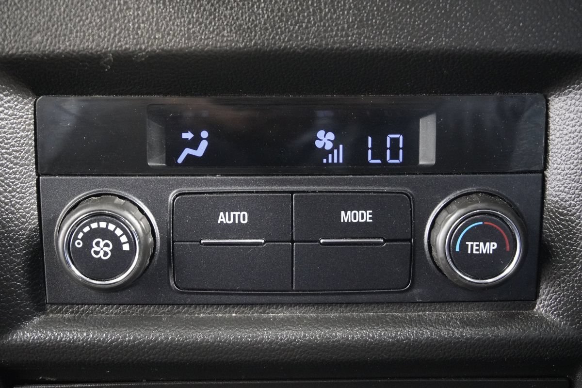 Used 2020 Chevrolet Traverse LT w/ Driver Confidence II Package AWD/4WD image 13