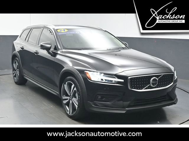 Used 2024 Volvo V60 B5 Cross Country Plus image 1