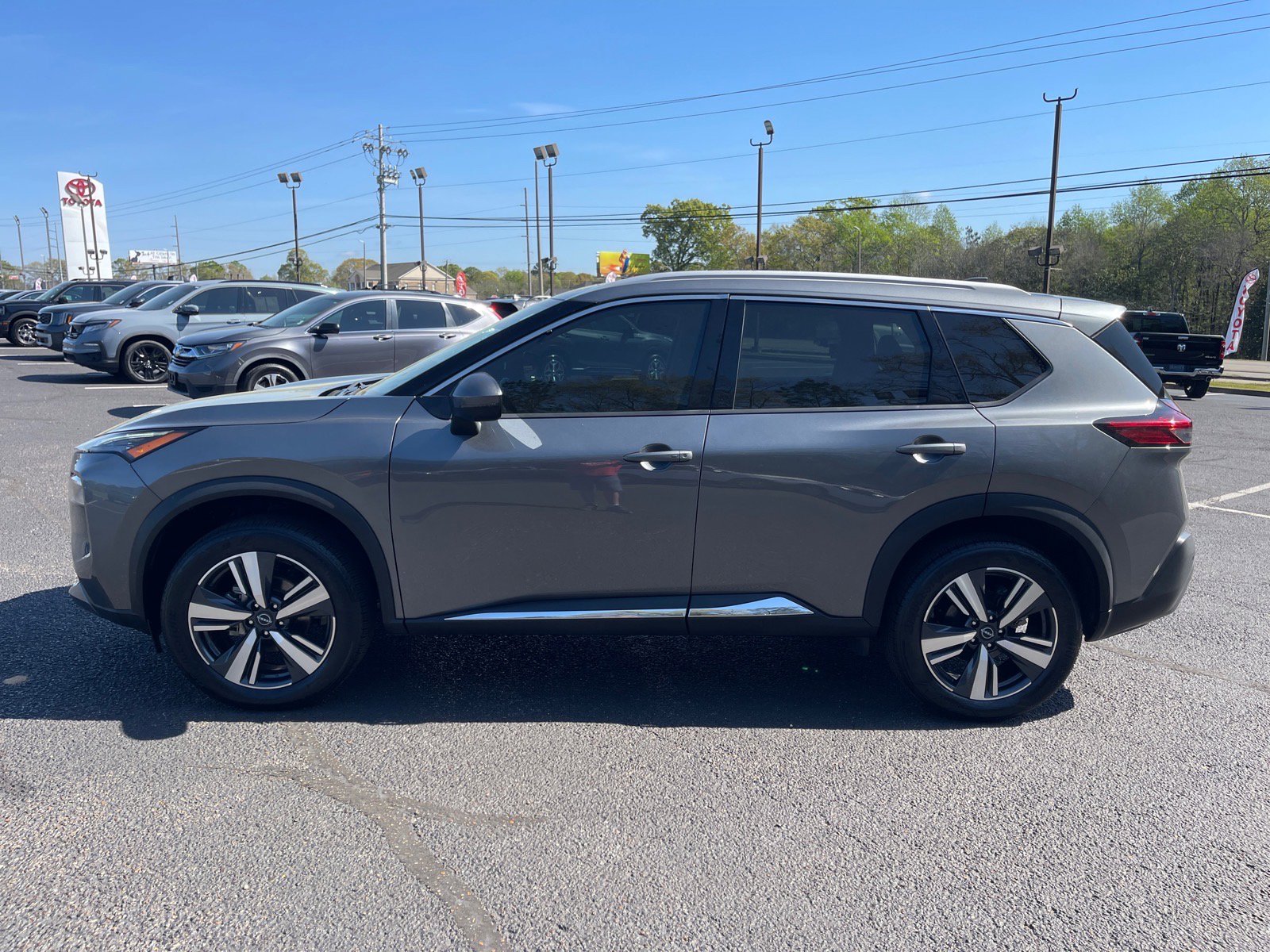 Used 2023 Nissan Rogue SL AWD/4WD image 13