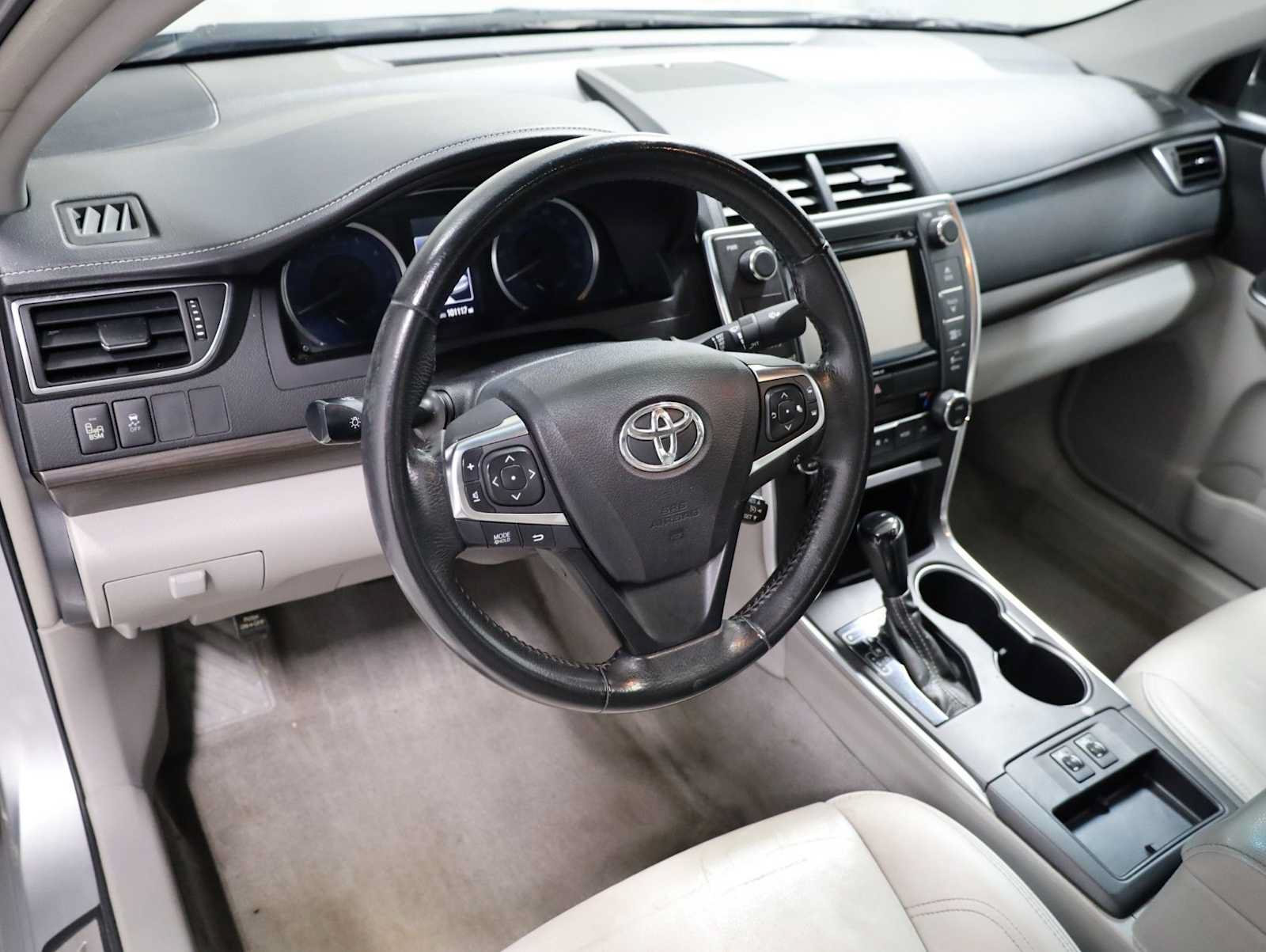 Used 2017 Toyota Camry XLE w/ Moonroof Package FWD image 4