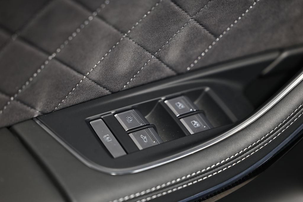 Used 2025 Audi S8 AWD/4WD image 25