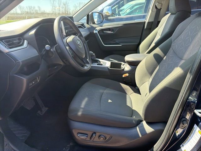 Used 2025 Toyota RAV4 XLE AWD/4WD image 4