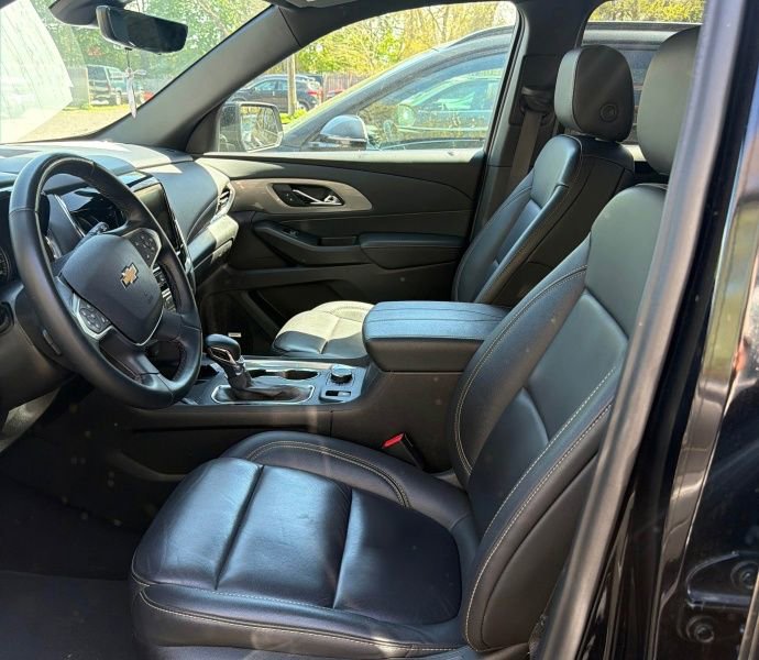 Used 2023 Chevrolet Traverse LT w/ LT Premium Package AWD/4WD image 5
