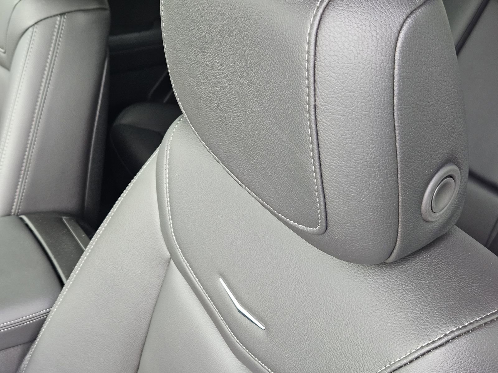 New 2026 Cadillac XT5 Luxury w/ LPO, ONYX Package FWD image 27