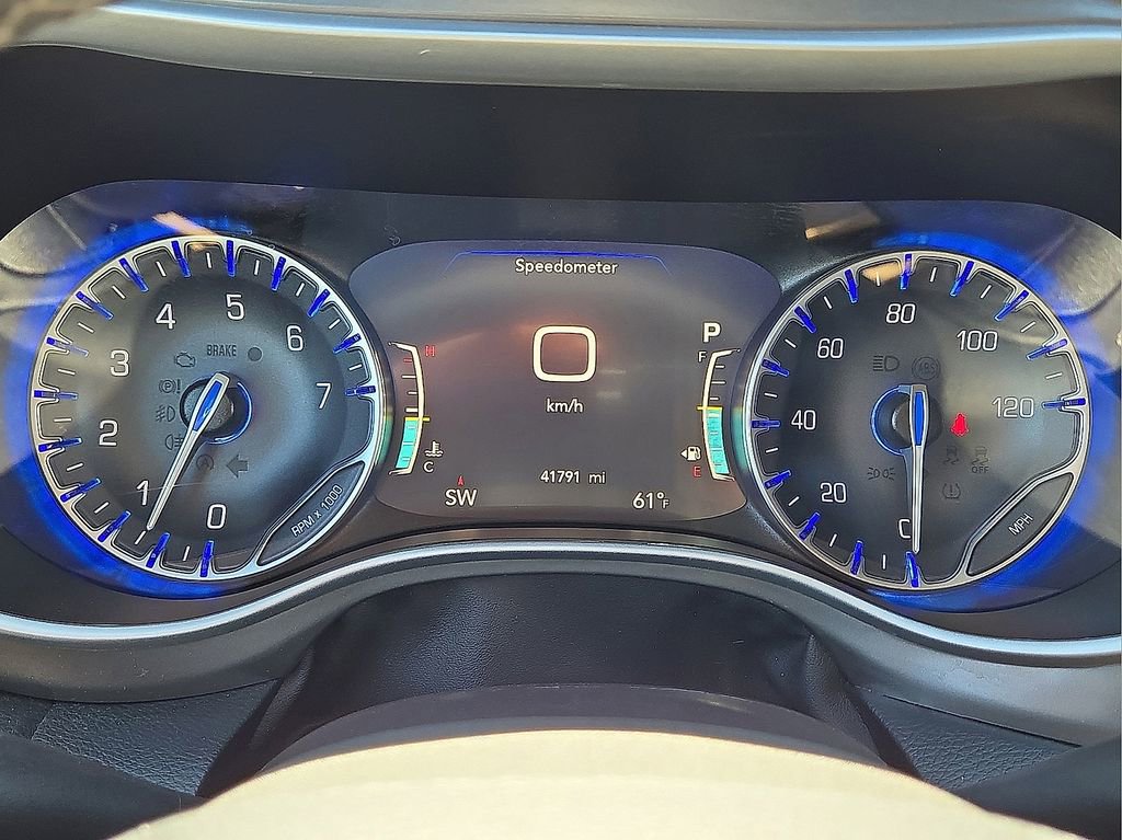 Used 2025 Chrysler Pacifica Select image 25