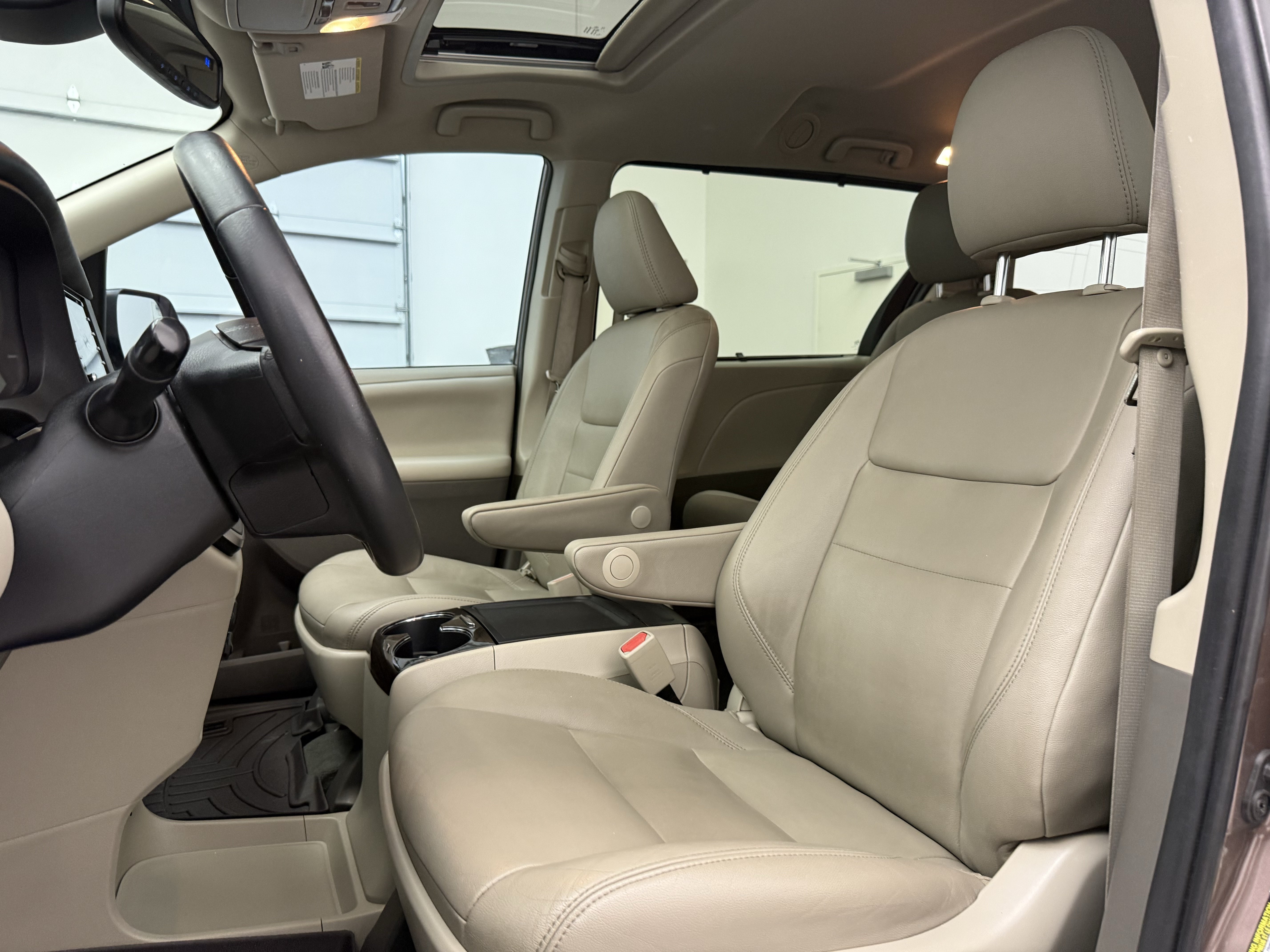 Used 2020 Toyota Sienna XLE FWD image 13