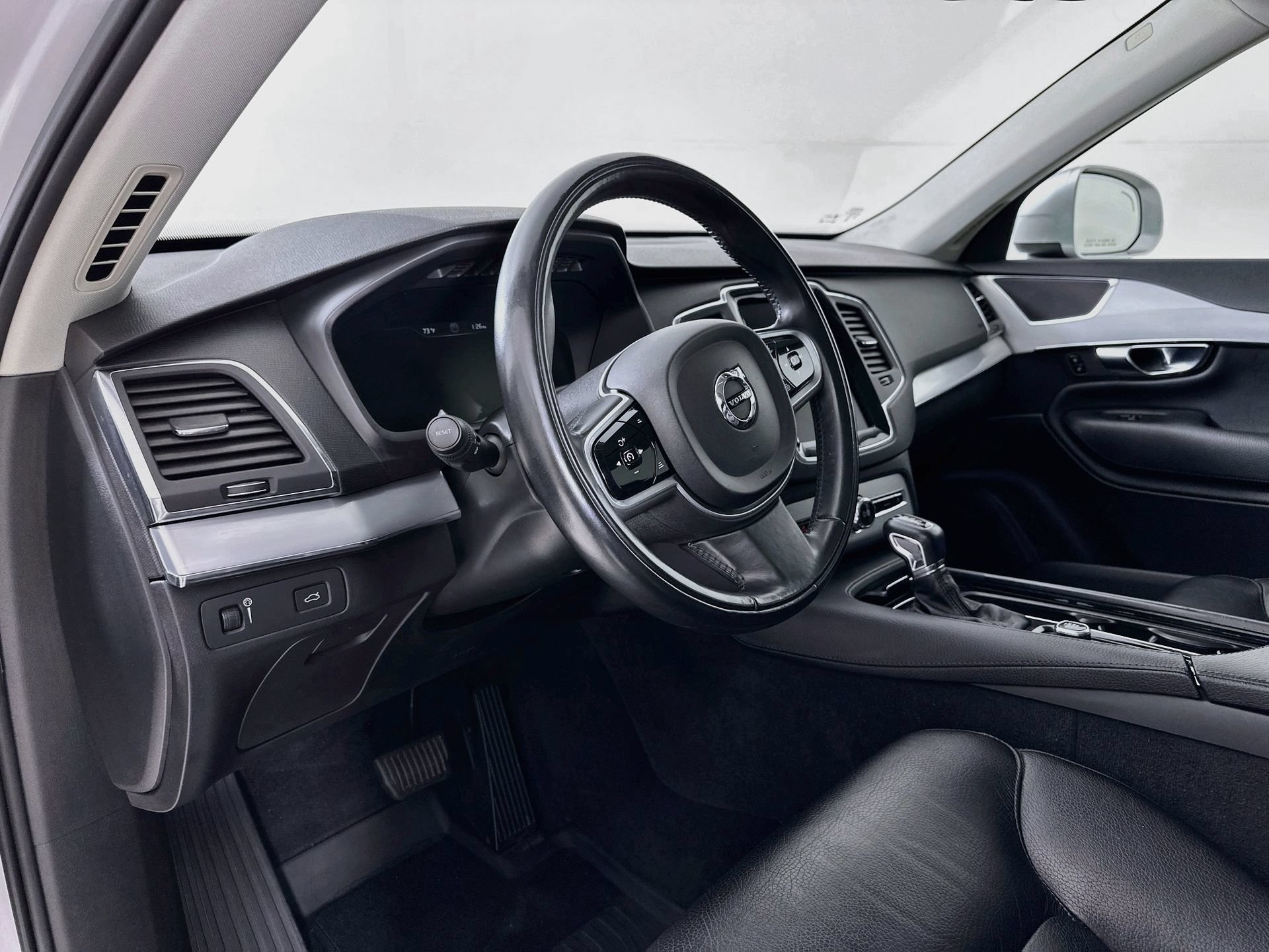 Used 2018 Volvo XC90 T5 Momentum w/ Convenience Package FWD image 10