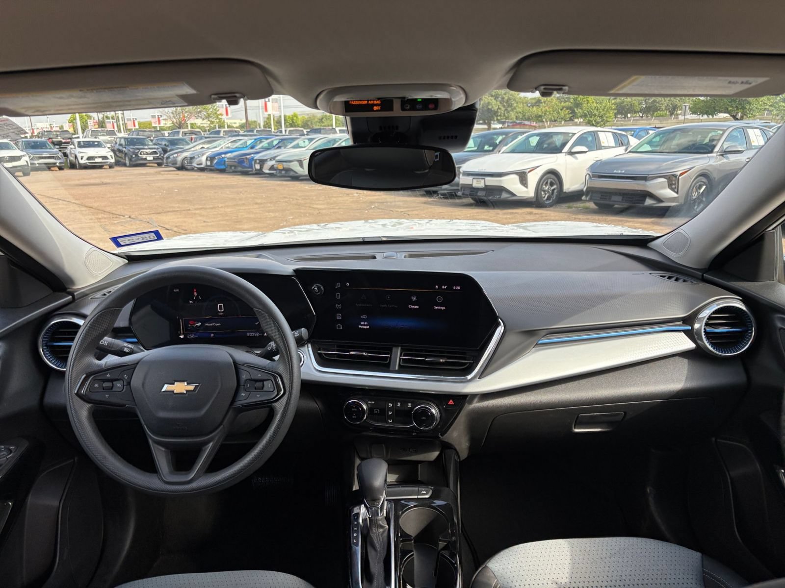 Used 2025 Chevrolet Trax LT FWD image 32
