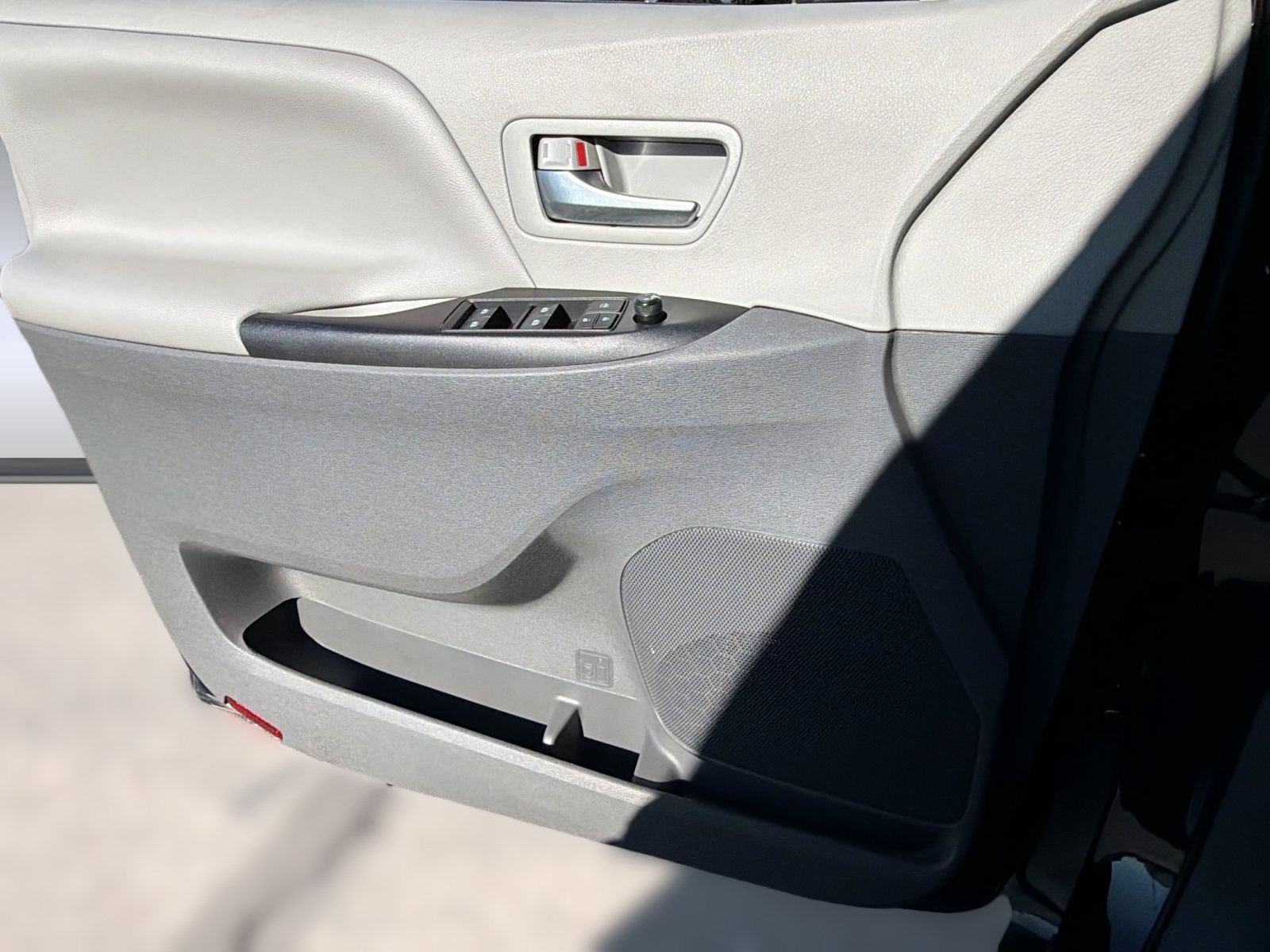 Used 2020 Toyota Sienna LE AWD/4WD image 13