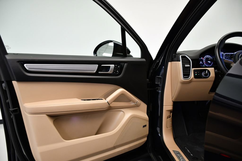Used 2022 Porsche Cayenne Platinum Edition image 33
