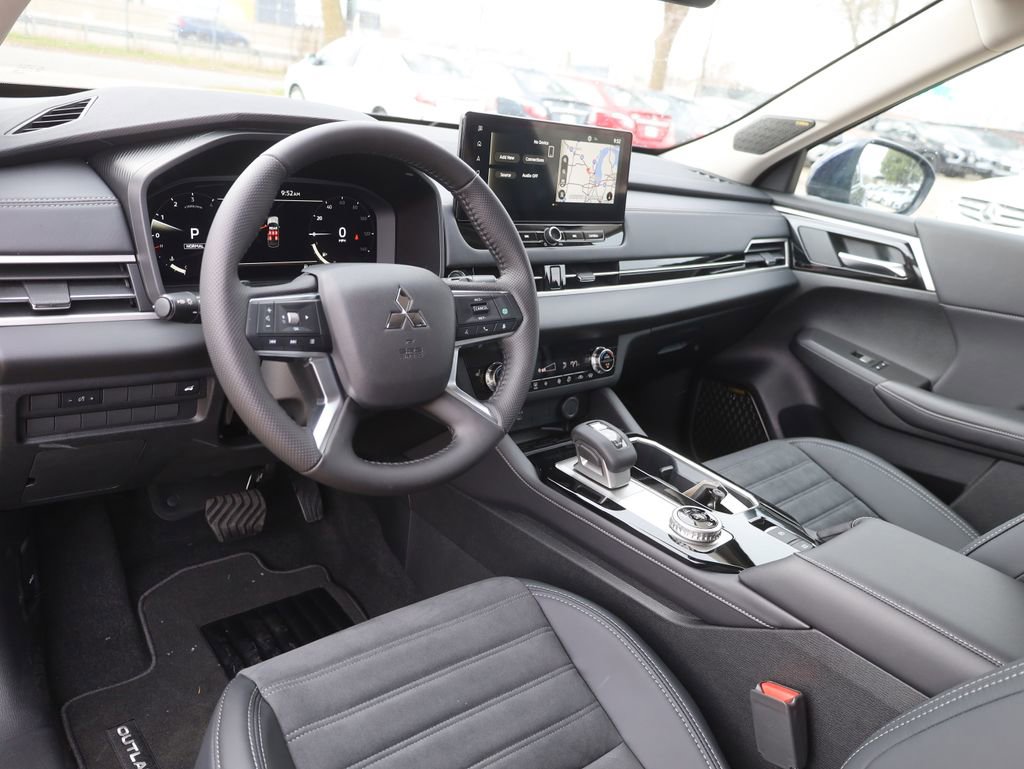 New 2025 Mitsubishi Outlander SE image 32