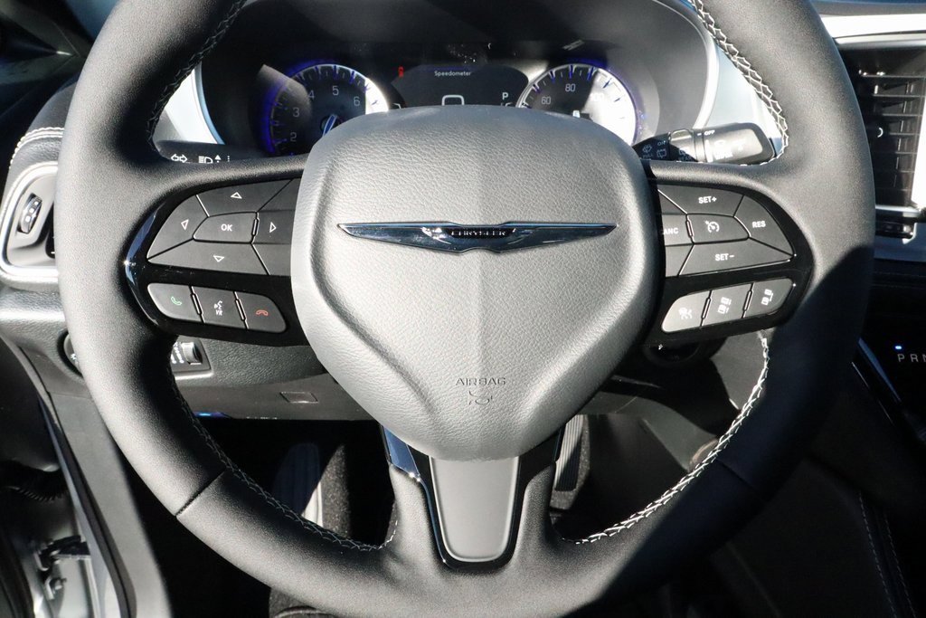 New 2026 Chrysler Pacifica Limited w/ Uconnect Theater Family Group image 3