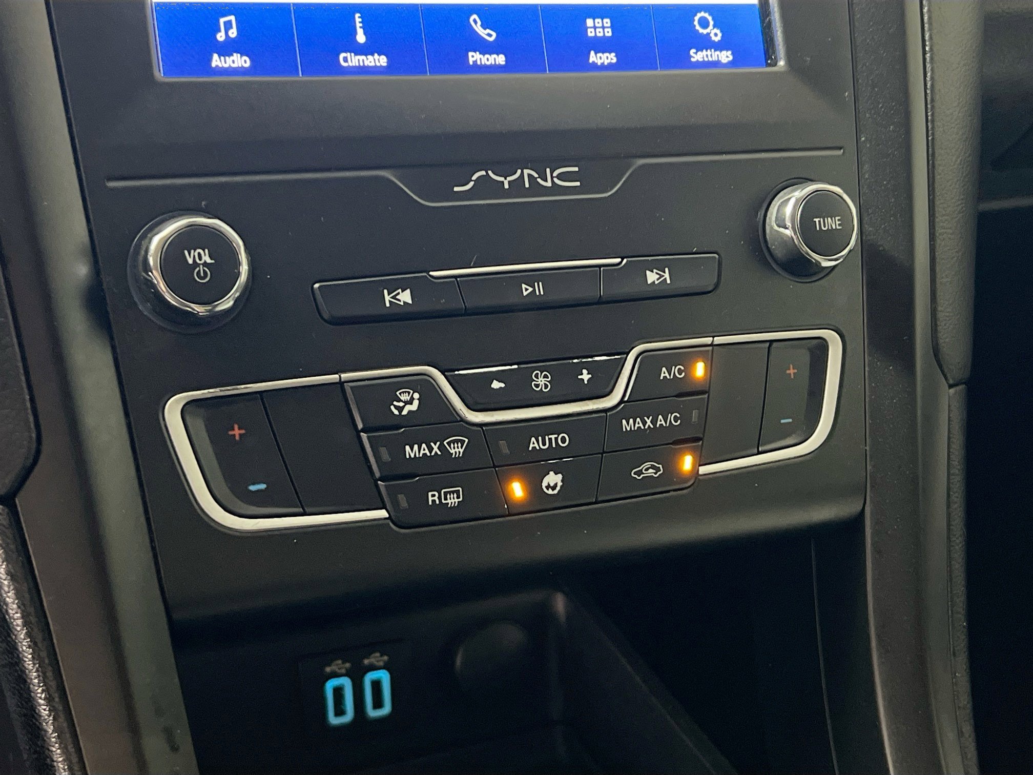 Used 2020 Ford Fusion SE w/ Equipment Group 151A image 27