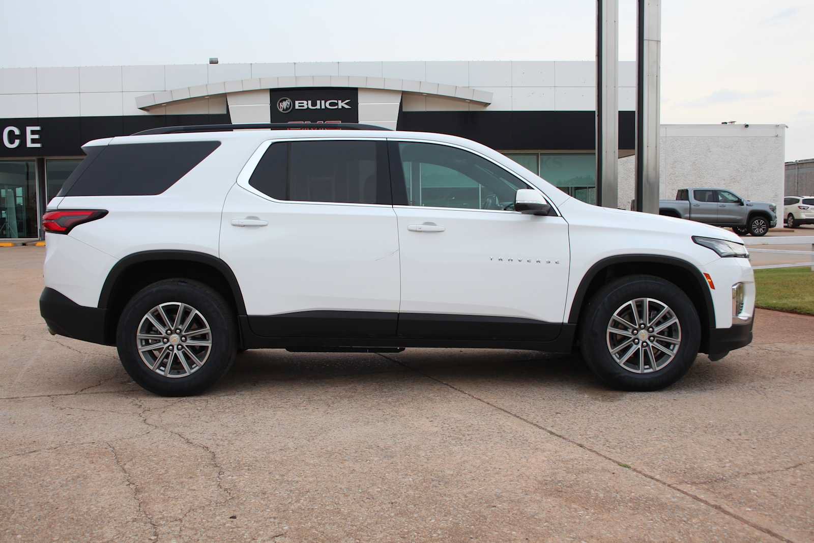 Used 2023 Chevrolet Traverse LT FWD image 15