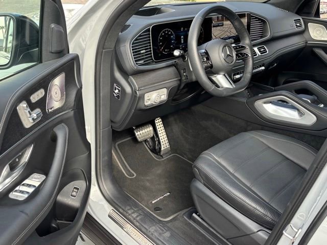 Used 2025 Mercedes-Benz GLS 580 4MATIC image 11