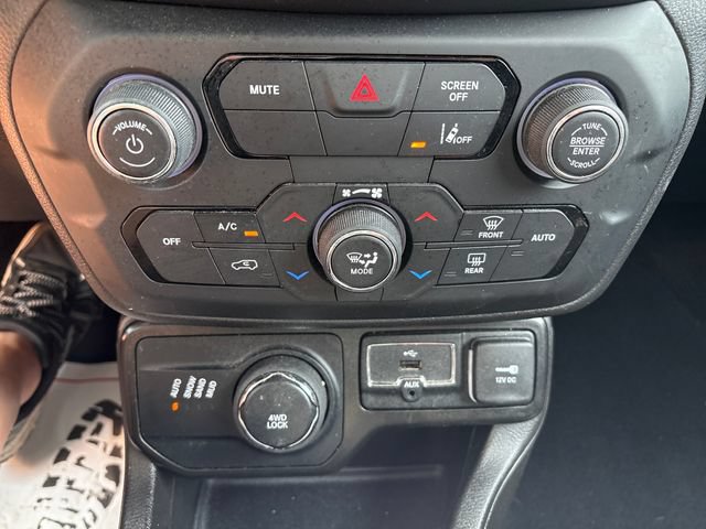 Used 2021 Jeep Renegade Latitude w/ Convenience Group AWD/4WD image 16