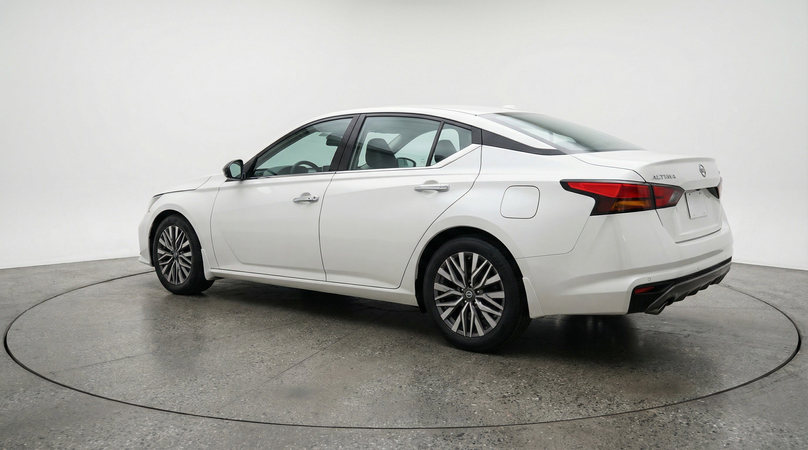Used 2025 Nissan Altima 2.5 SV FWD image 6
