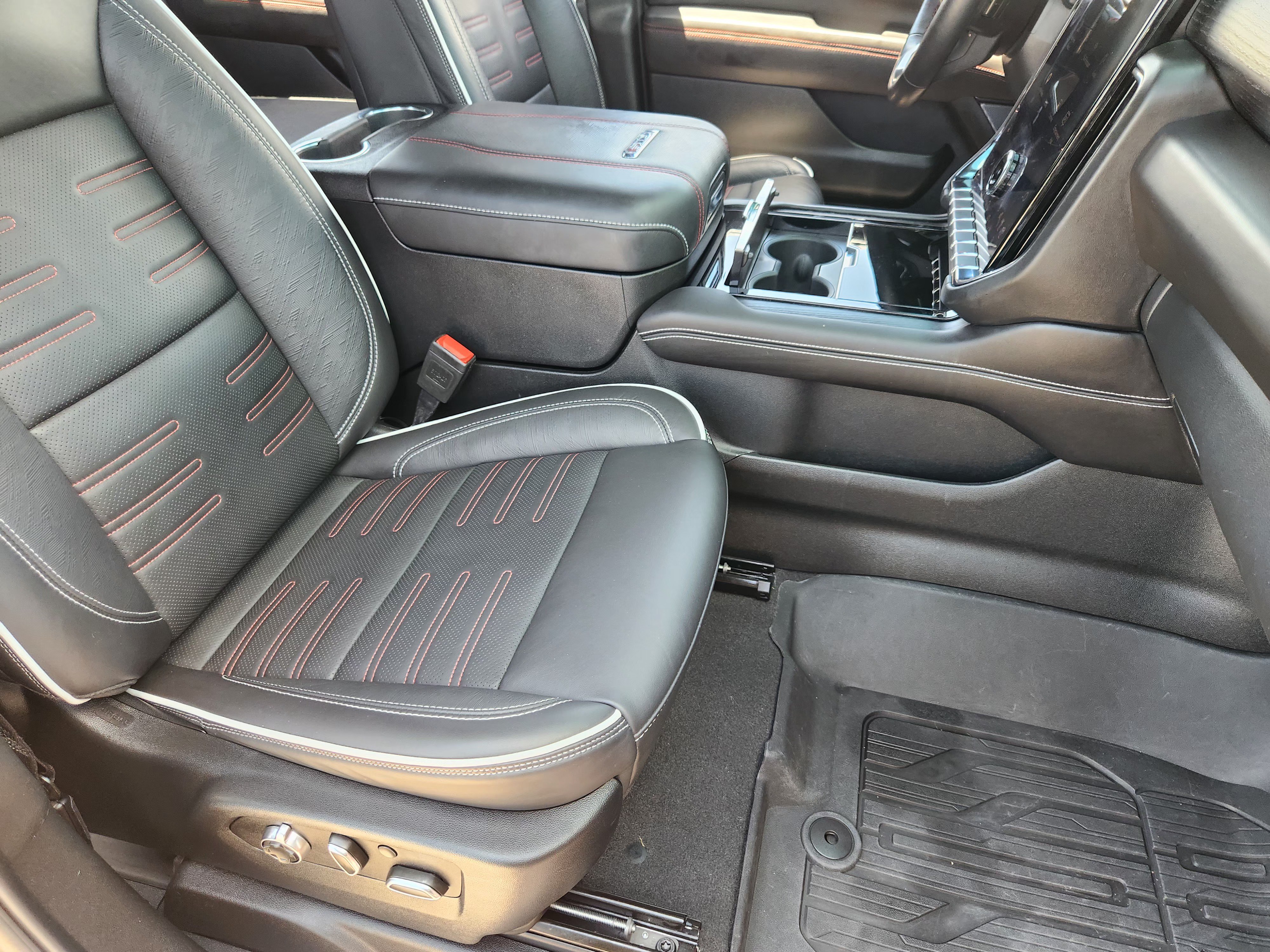 Used 2025 GMC Yukon XL AT4 Ultimate w/ LPO, Floor Liner Package AWD/4WD image 14
