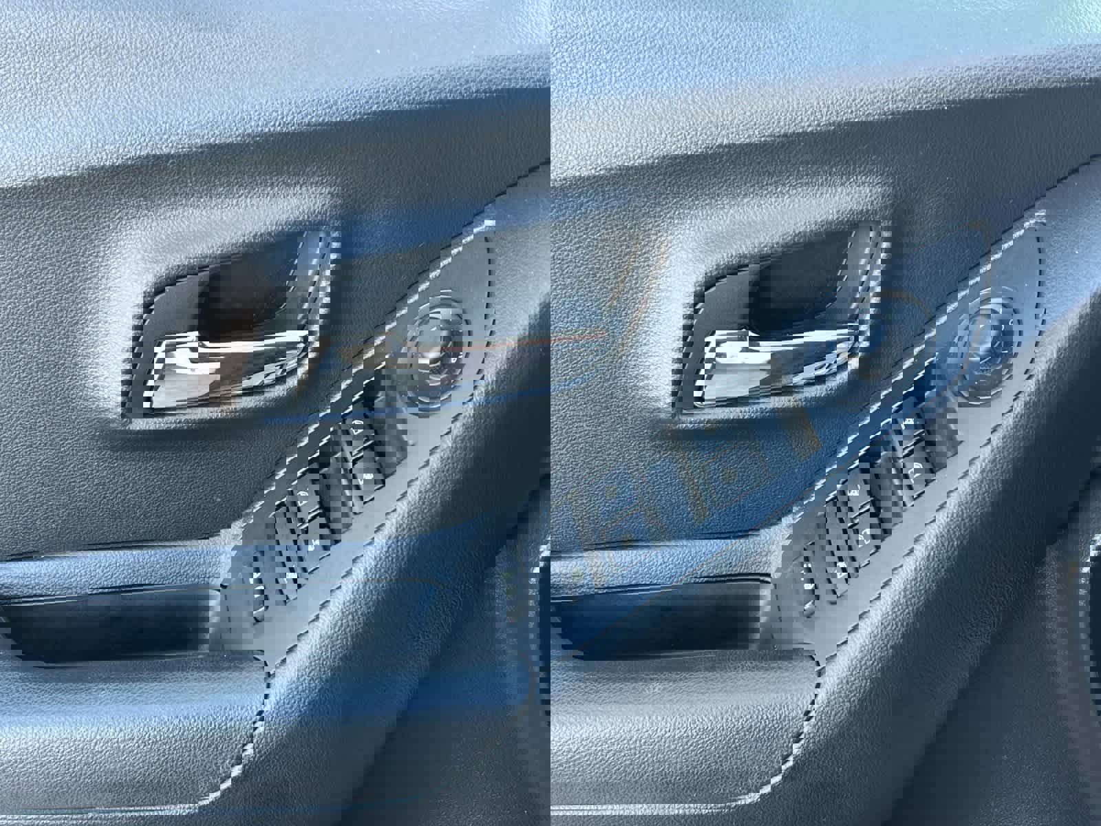 Used 2018 Chevrolet Trax LT w/ LT Convenience Package image 13