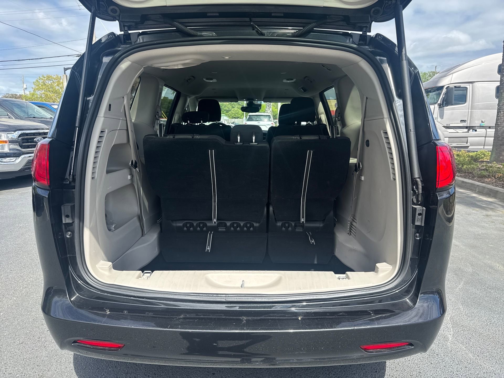 Used 2023 Chrysler Voyager LX image 20