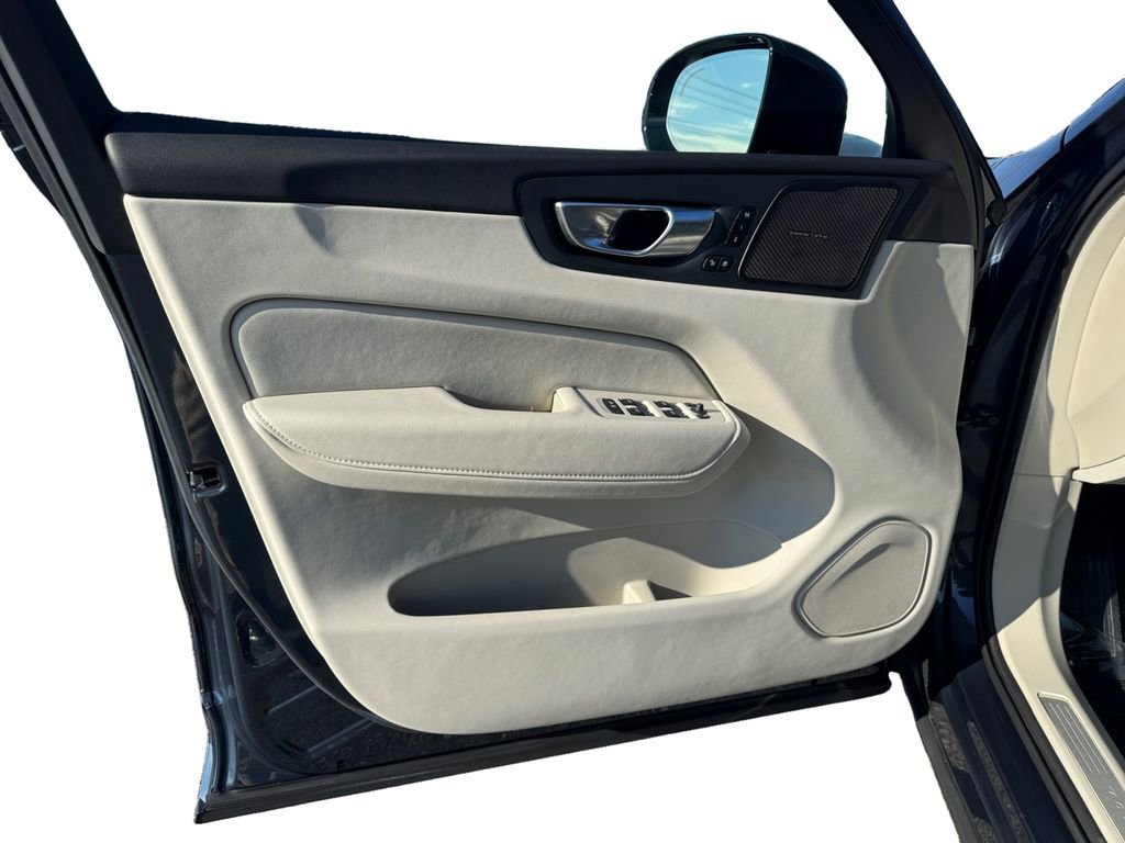 Certified 2024 Volvo XC60 B5 Ultimate w/ Protection Package Premier AWD/4WD image 9