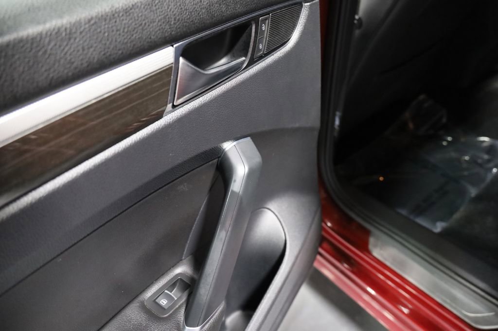 Used 2017 Volkswagen Passat 1.8T SEL Premium image 18