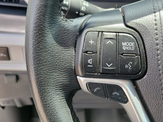 Used 2020 Toyota Sienna XLE w/ XLE Navigation Package FWD image 11