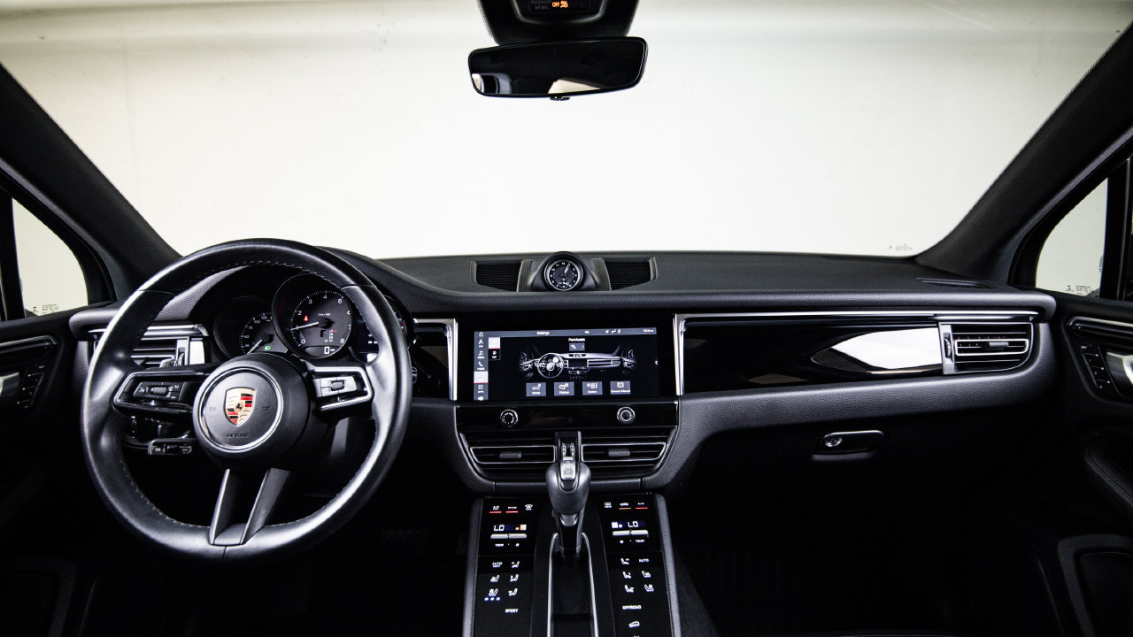 Certified 2023 Porsche Macan AWD/4WD image 25