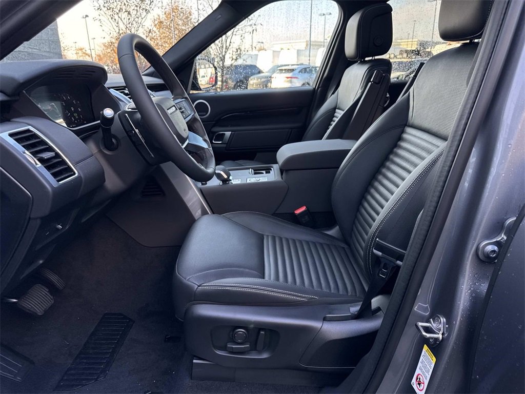 New 2025 Land Rover Discovery S image 20